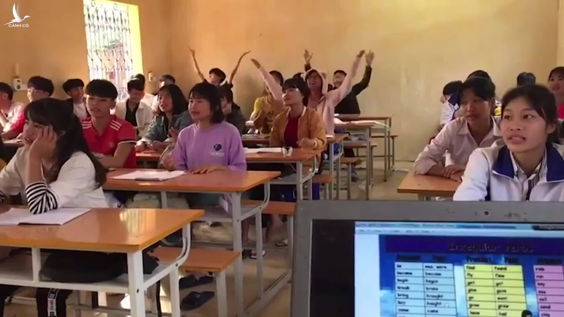 Không khí lớp trong tiết học về thì quá khứ đơn của cô Ánh Phượng. Video: Phượng Chick English.