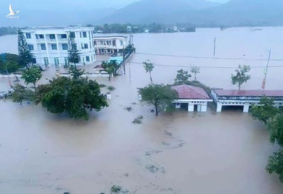 Phú Yên: Hàng nghìn ngôi nhà chìm trong biển nước sau bão số 12 - 1