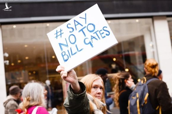 Một người giơ biển đề chữ Nói không với Bill Gates khi tham gia biểu tình chống các biện pháp hạn chế Covid-19 ở London. Ảnh: NurPhoto