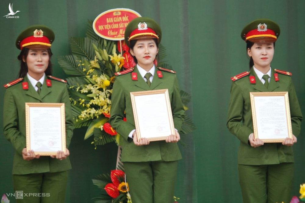 Nguyễn Hồng Phượng (đứng giữa) cùng các sinh viên D42 Việt Nam nhận quyết định phong cấp bậc trong lễ tốt nghiệp, sáng 25/11. Ảnh: Thanh Hằng