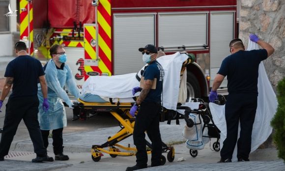 [Nhân viên y tế đưa người nghi nhiễm nCoV đến bệnh viện tại Texas, Mỹ, hôm 15/11. Ảnh: AFP.