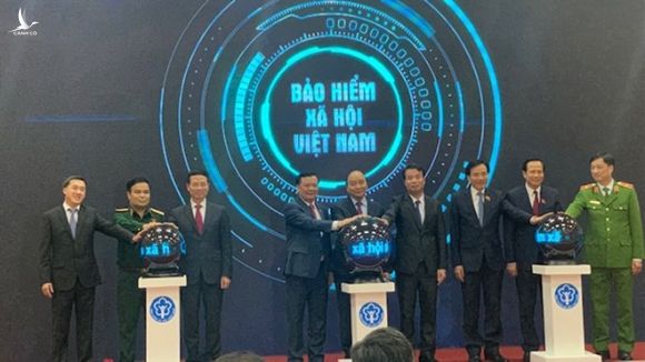 Thủ tướng Nguyễn Xuân Phúc và lãnh đạo các bộ, ngành ấn nút ra mắt ứng dụng VssID /// Ảnh Thu Hằng