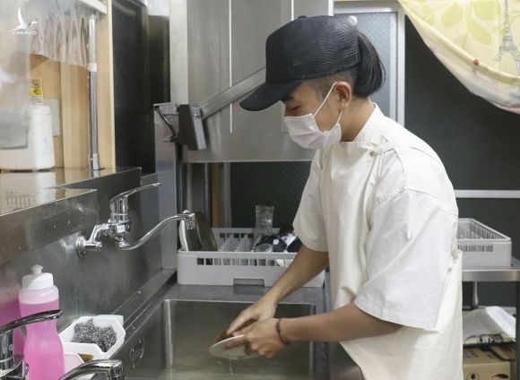 Sinh viên người Việt Lam Nhat Hai làm thêm tại nhà hàng ở thành phố Goto, tỉnh Nagasaki. Ảnh: Kyodo.