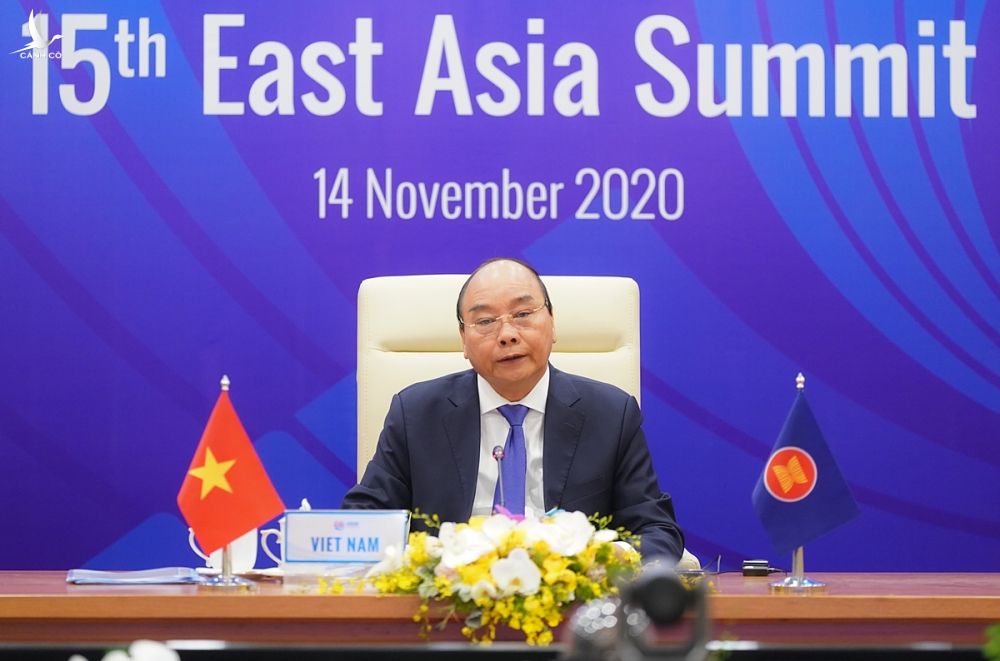 Thủ tướng Nguyễn Xuân Phúc trong Hội nghị Cấp cao Đông Á ở Hà Nội ngày 14/11. Ảnh: