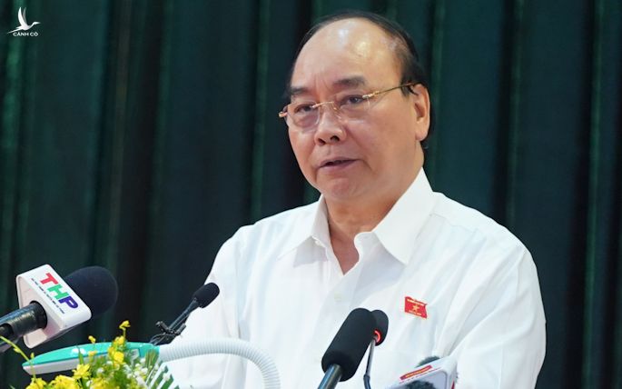 Thủ tướng Nguyễn Xuân Phúc phát biểu tại cuộc tiếp xúc cử tri TP Hải Phòng, ngày 21/11. Ảnh: VGP