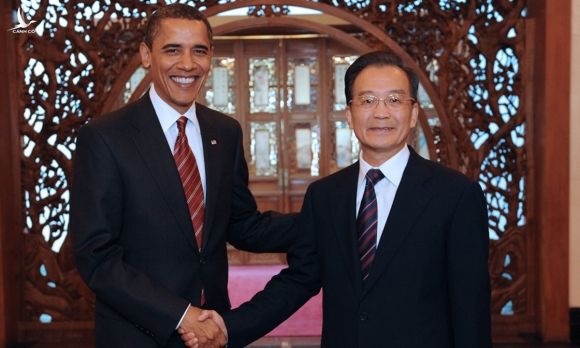 Cựu tổng thống Barack Obama bắt tay cựu thủ tướng Ôn Gia Bảo trong chuyến thăm Trung Quốc năm 2009. Ảnh: Xinhua.
