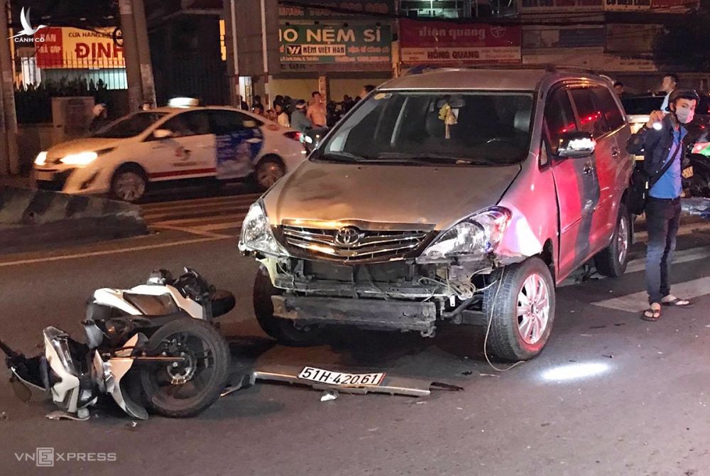 Ôtô gây tai nạn hư hỏng phần đầu sau khi tông hàng loạt xe máy. Ảnh: Đình Văn.
