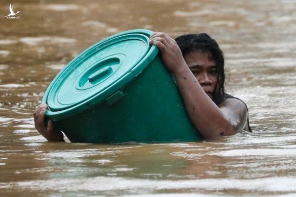 Bão Vamco quét qua Philippines, 26 người chết, lũ nhấn chìm hàng chục ngàn ngôi nhà - Ảnh 6.