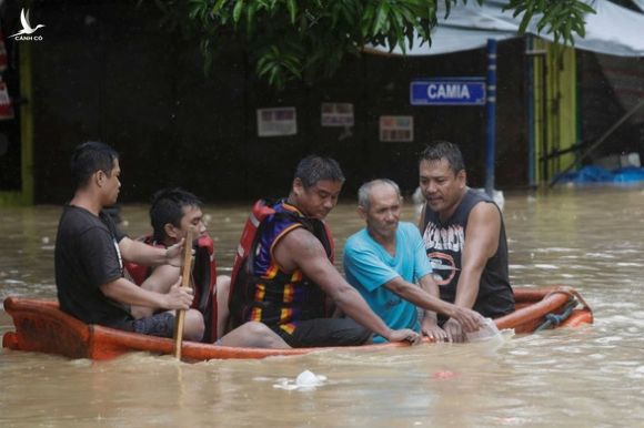 Bão Vamco quét qua Philippines, 26 người chết, lũ nhấn chìm hàng chục ngàn ngôi nhà - Ảnh 8.