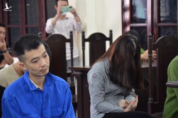 Tuyên án tù vợ nguyên Chủ tịch phường đánh cán bộ tư pháp vì cản trở quan lộ của chồng - Ảnh 2.