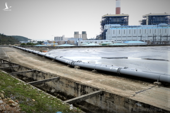 Lợi dụng mưa lũ, Nhà máy nhiệt điện Vũng Áng 1 bơm nước tro xỉ ra môi trường - Ảnh 2.