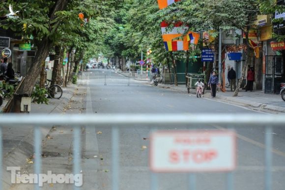 Rào chắn tứ phía cả khu phố Hà Nội vì phát hiện bom chưa nổ - Ảnh 4.