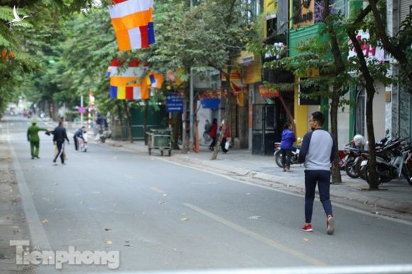 Rào chắn tứ phía cả khu phố Hà Nội vì phát hiện bom chưa nổ - Ảnh 6.