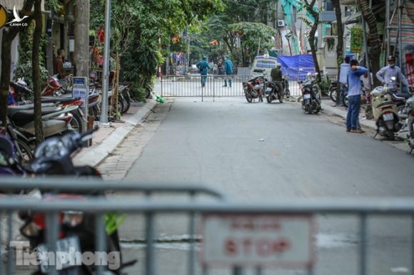 Rào chắn tứ phía cả khu phố Hà Nội vì phát hiện bom chưa nổ - Ảnh 7.