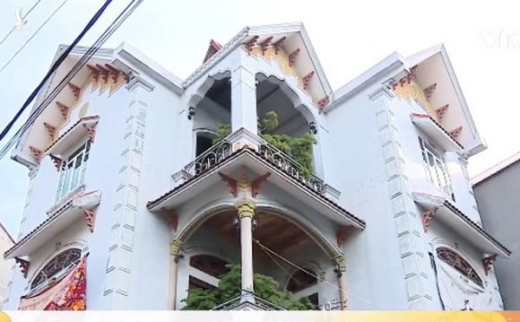 Ngỡ ngàng khi một hộ nghèo ở căn nhà 3 tầng đồ sộ, sang trọng như biệt thự ở Bắc Giang