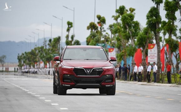 VinFast tiếp tục đạt doanh số "khủng", không có đối thủ trên thị trường xe hơi Việt