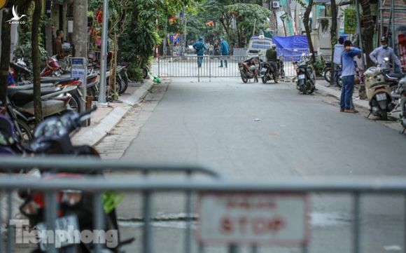 Rào chắn tứ phía cả khu phố Hà Nội vì phát hiện bom chưa nổ