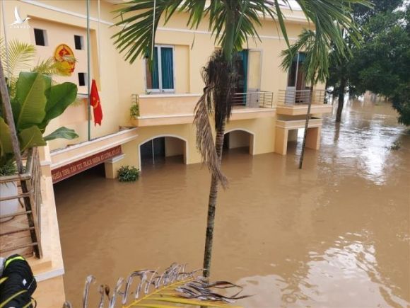 Phú Yên: Hàng nghìn ngôi nhà chìm trong biển nước sau bão số 12 - 4