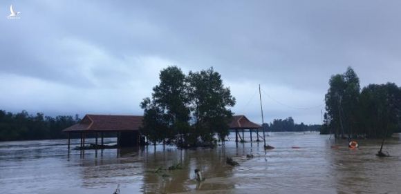 Phú Yên: Hàng nghìn ngôi nhà chìm trong biển nước sau bão số 12 - 2
