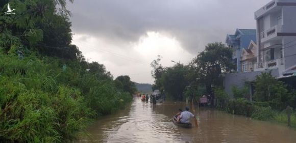 Phú Yên: Hàng nghìn ngôi nhà chìm trong biển nước sau bão số 12 - 5