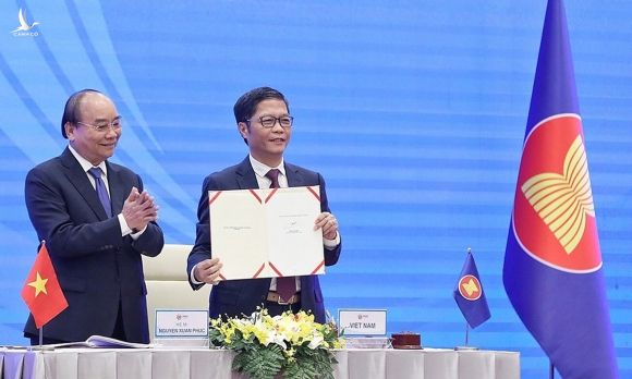Bộ trưởng Công Thương Trần Tuấn Anh ký kết RCEP trước sự chứng kiến của Thủ tướng Nguyễn Xuân Phúc sáng 15/11. Ảnh: Giang Huy.