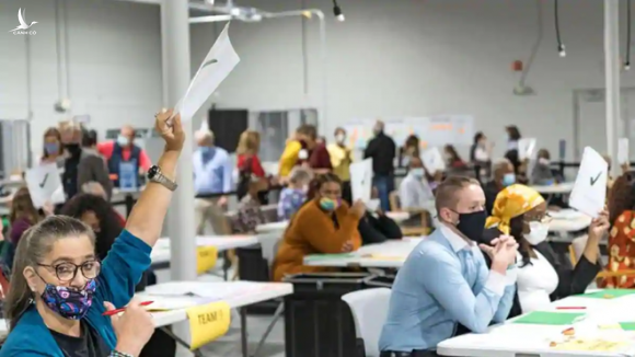 Một phòng kiểm phiếu lại ở Lawrenceville, bang Georgia /// Reuters