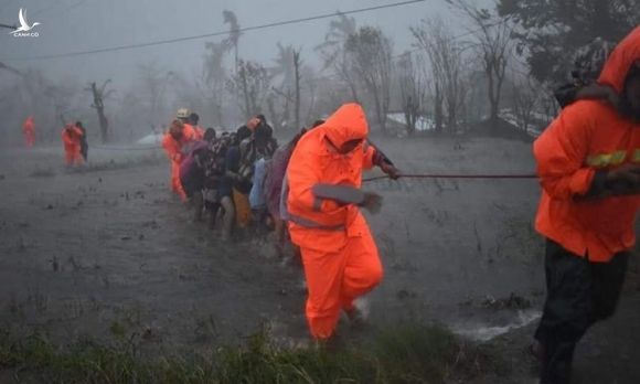 Lực lượng cứu hộ Philippines sơ tán người dân khỏi vùng ngập lụt khi bão Vamco đổ bộ hôm nay. Ảnh: Insiderpaper.