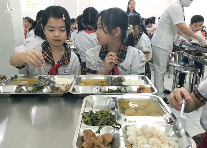 Bữa ăn học sinh ngày 3.11 đã được thay đổi sau phản ánh của phụ huynh /// Nguyễn Loan