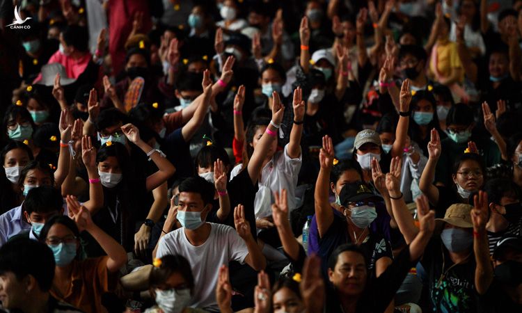 Người Thái biểu tình yêu cầu Thủ tướng Prayut Chan-o-cha từ chức và cải cách chế độ quân chủ ở Bangkok hôm 21/11. Ảnh: Reuters.