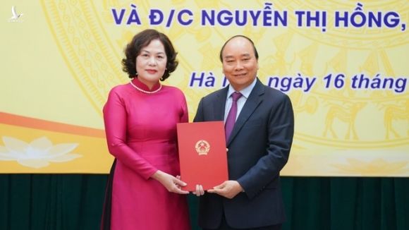 Thủ tướng Nguyễn Xuân Phúc trao quyết định cho bà Nguyễn Thị Hồng /// Ảnh Quang Hiếu 