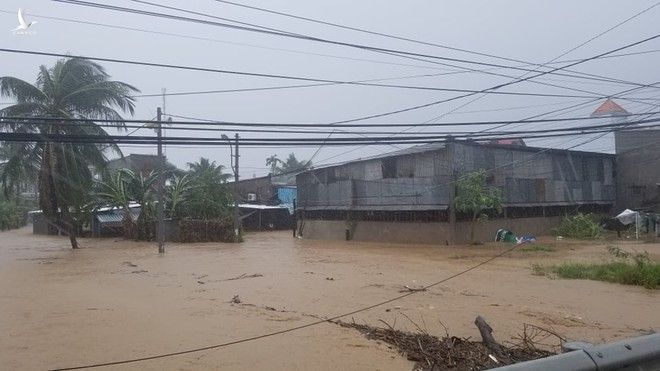 Khu vực xã Vĩnh Lương, TP.Nha Trang (Khánh Hòa) ngập sâu trong sáng 10.11 /// Ảnh: Nguyễn Chung