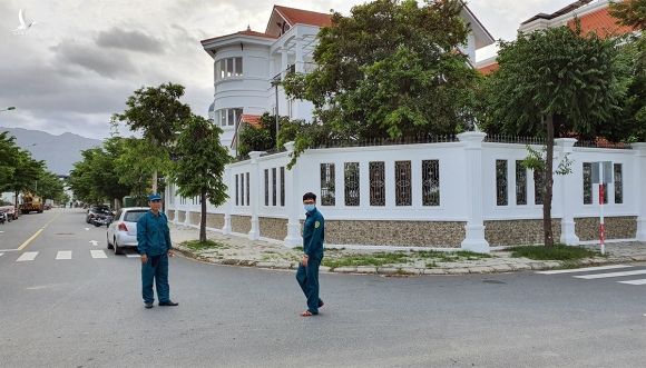 Xung quanh biệt thự của ông Trường, nguyên Bí thư TP Nha Trang bị phong tỏa, chiều 1/11. Ảnh: Xuân Ngọc.