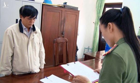 Ông Phạm Văn Dũng, nguyên Phó giám đốc Sở Nội vụ Phú Yên, nghe đọc quyết định khởi tố, hồi tháng 2. Ảnh: Công an cung cấp.