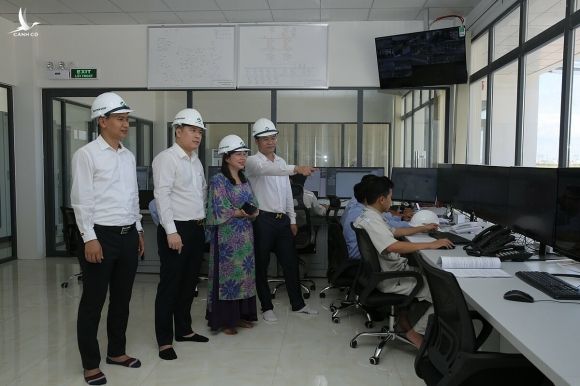 Bà Bùi Thị Thu Hằng - Giám đốc Ngân hàng SHB chi nhánh Thăng Long (đơn vị tài trợ vốn cho dự án) và ông Nguyễn Văn Thùy – Phó chủ tịch Tập đoàn Xuân Thiện (thứ 3 từ phải sang) tại nhà máy.