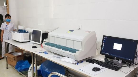 Máy xét nghiệm miễn dịch tự động mới được Trung tâm Y tế H.Kinh Môn đưa vào sử dụng sau gần 1 năm nằm chờ hóa chất /// Ảnh Lê Tân
