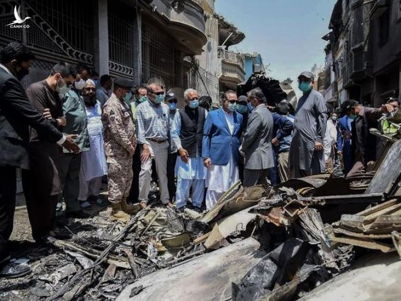 Nhà chức trách Pakistan kiểm tra hiện trường vụ tai nạn máy bay tại một khu dân cư ở Karachi. Ảnh: AFP