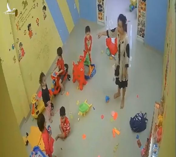 Clip cô giáo đánh trẻ mầm non gây bức xúc ở Nha Trang