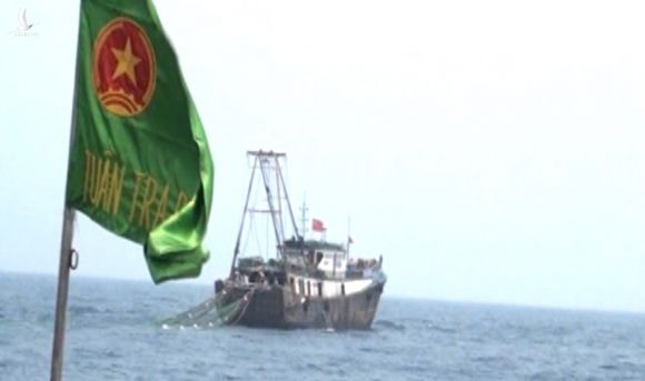 Tàu Biên phòng đang xua đuổi tàu cá nước ngoài ở vùng biển Thái Bình. Ảnh: Biên phòng Thái Bình
