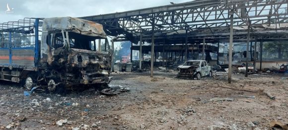 Cháy nổ lớn ở biên giới Việt - Lào khiến 2 người tử vong, 6 người bị thương - Ảnh 2.