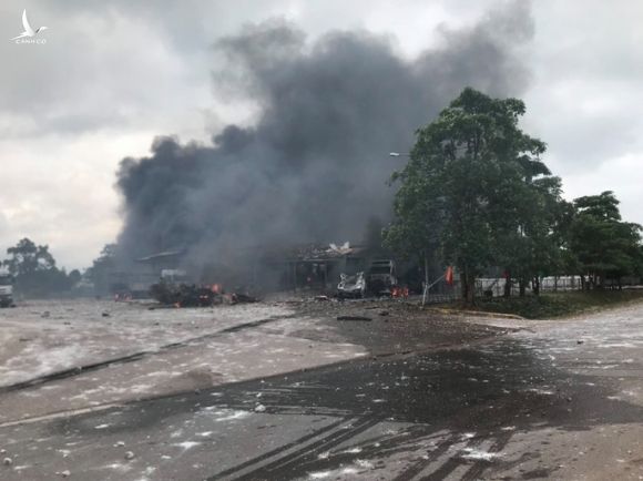 Cháy nổ lớn ở biên giới Việt - Lào khiến 2 người tử vong, 6 người bị thương - Ảnh 1.