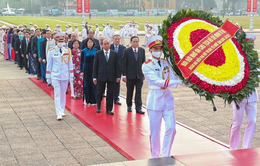 Thủ tướng Nguyễn Xuân Phúc, Phó chủ tịch nước Đặng Thị Ngọc Thịnh, Chủ tịch Ủy ban Trung ương MTTQ VN Trần Thanh Mẫn cùng các vị lãnh đạo và đại biểu dự Đại hội vào Lăng viếng Chủ tịch Hồ Chí Minh, sáng 9/12. Ảnh: Giang Huy