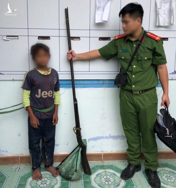 Vụ gia đình 3 người bị bắn khi đang ăn cơm: Hung thủ cao chưa bằng khẩu súng - Ảnh 1. Vụ gia đình 3 người bị bắn khi đang ăn cơm: Hung thủ cao chưa bằng khẩu súng - Ảnh 1.