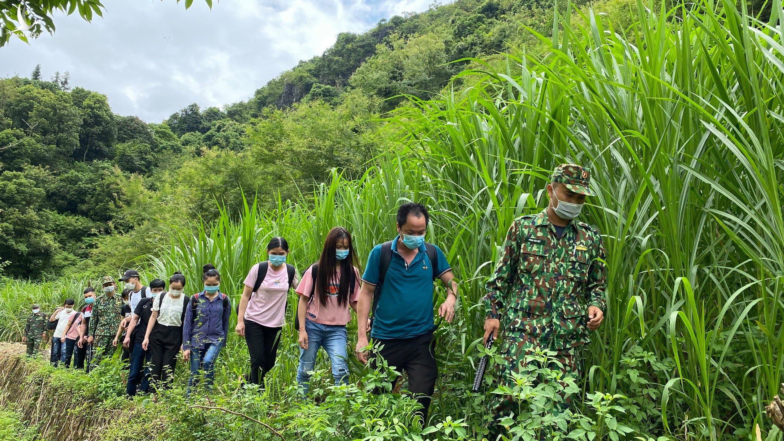 Bộ đội biên phòng dẫn giải những người nhập cảnh trái phép về trụ sở. Ảnh: Đồn biên phòng Trà Lĩnh. 