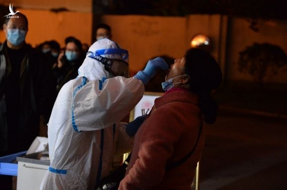 Nhân viên y tế xét nghiệm người dân ở Thành Đô, Trung Quốc ngày 8/12. Ảnh: AFP.