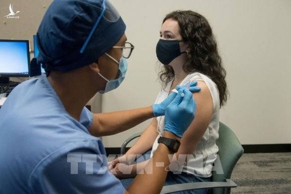 Tiêm thử nghiệm vaccine ngừa COVID-19 cho tình nguyện viên tại Detroit, bang Michigan, Mỹ ngày 5/8/2020. Ảnh: AFP/TTXVN.