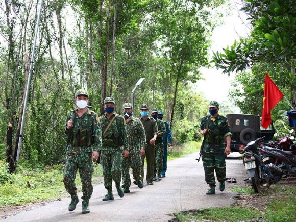 Lực lượng biên phòng tuần tra kiểm soát trên tuyến biên giới tỉnh Tây Ninh /// Ảnh: GIANG PHƯƠNG 