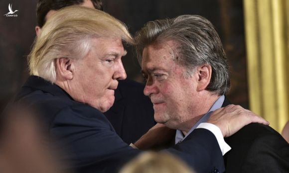 Tổng thống Mỹ Donald Trump (trái) và cựu chiến lược gia trưởng Steve Bannon tại Nhà Trắng hồi tháng 1/2017. Ảnh: AFP.