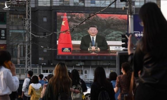 Người dân Trung Quốc quan sát Chủ tịch Tập Cận Bình phát biểu trước Đại hội đồng Y tế Thế giới trên một con phố ở Bắc Kinh hôm 18/5. Ảnh: AFP