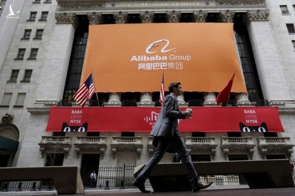 Băng rôn của tập đoàn Alibaba trước Sàn chứng khoán New York. Ảnh: Reuters