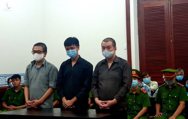 Từ trái qua phải: 3 bị cáo Hạo, Trung, Thắng nghe HĐXX tuyên án /// Ảnh: Phan Thương